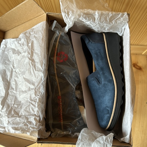 Clarks “Sharon Dolly” Navy Suede slip ons - Picture 2 of 6